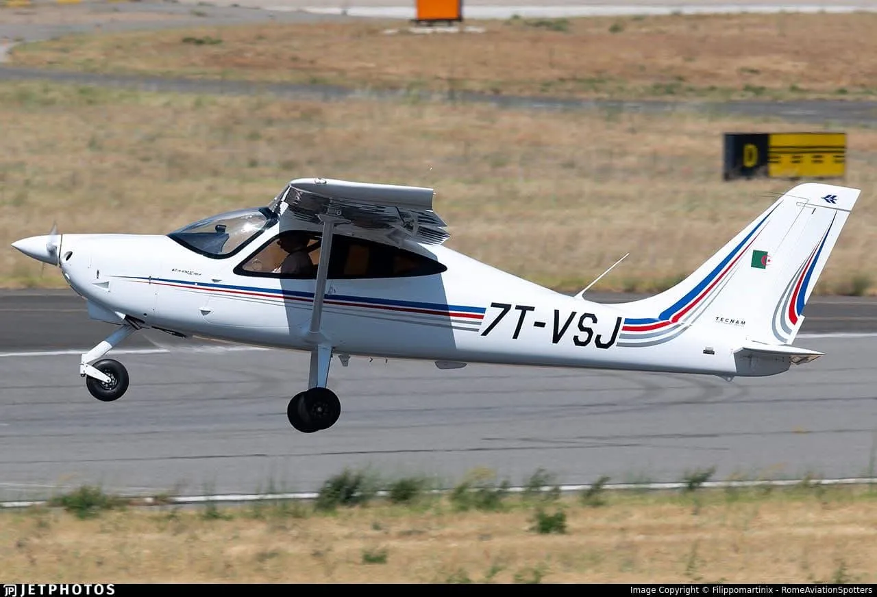 Avion léger de formation sur la piste